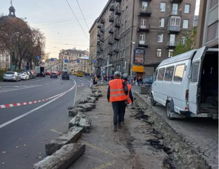 Зупинку біля готелю "Львів" розширять