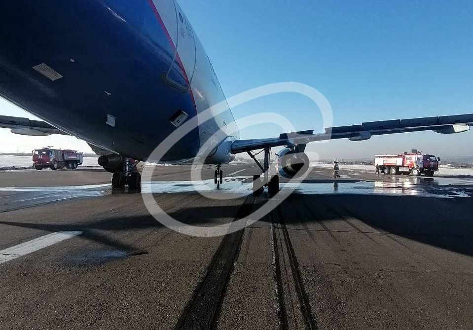 Літак Airbus A320 з заблокованими колесами після посадки в Іркутську