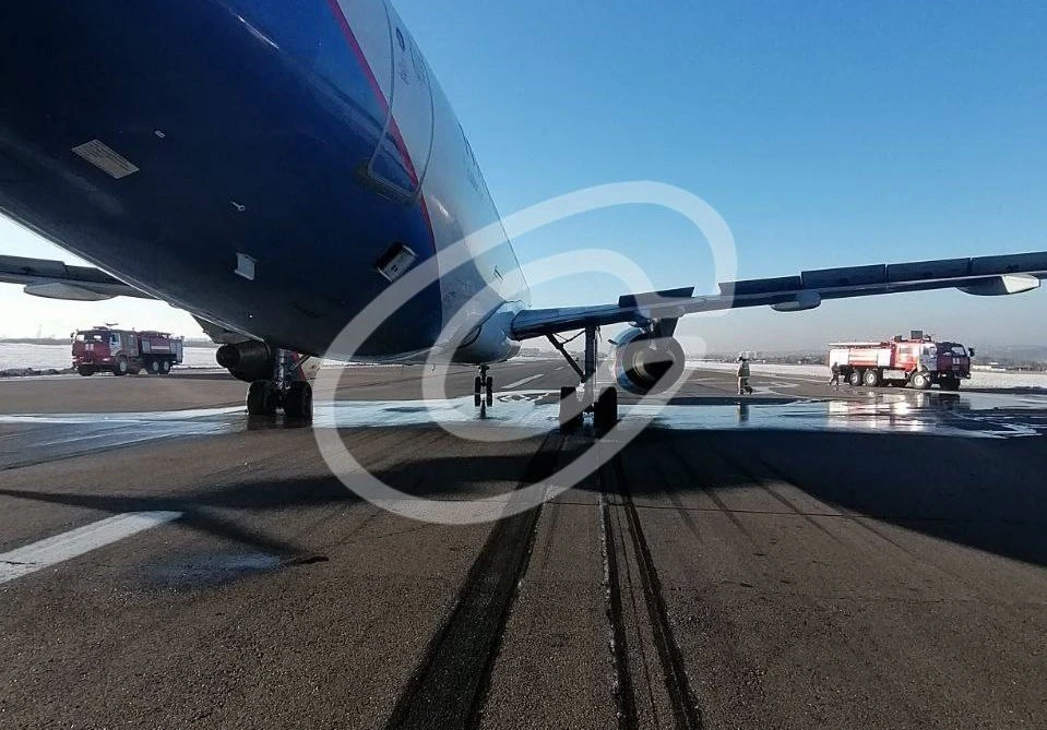 Літак Airbus A320 з заблокованими колесами після посадки в Іркутську