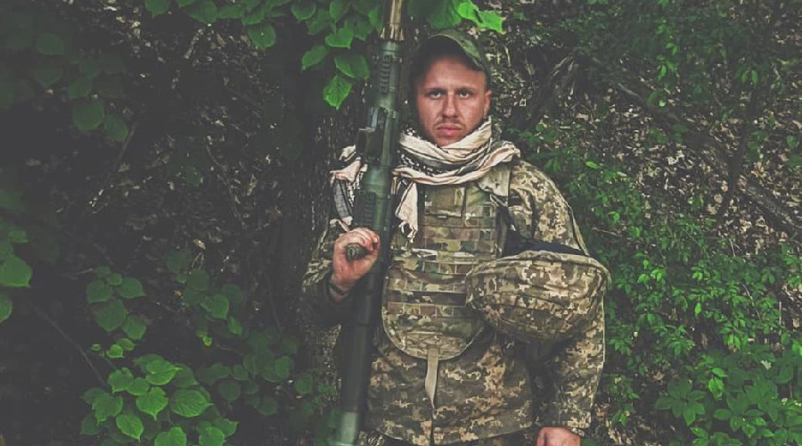 на фото: доброволець