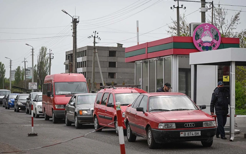 автомобілі стоять у черзі, щоб виїхати з сепаратистської території Придністров’я