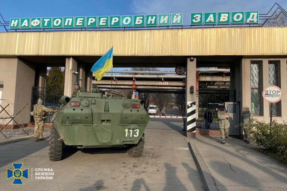 озброєні люди біля офісу Укрнафти