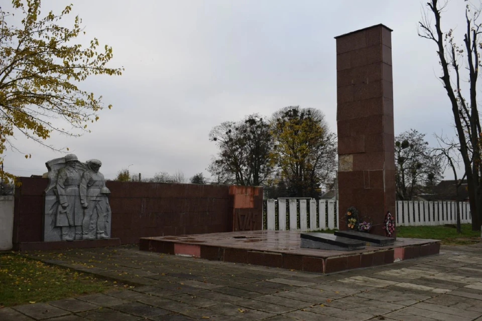 радянський обеліск у Здолбунові
