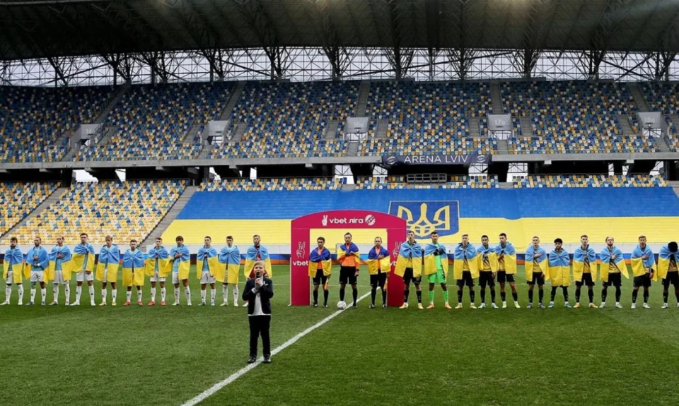 волонтер співає гімн