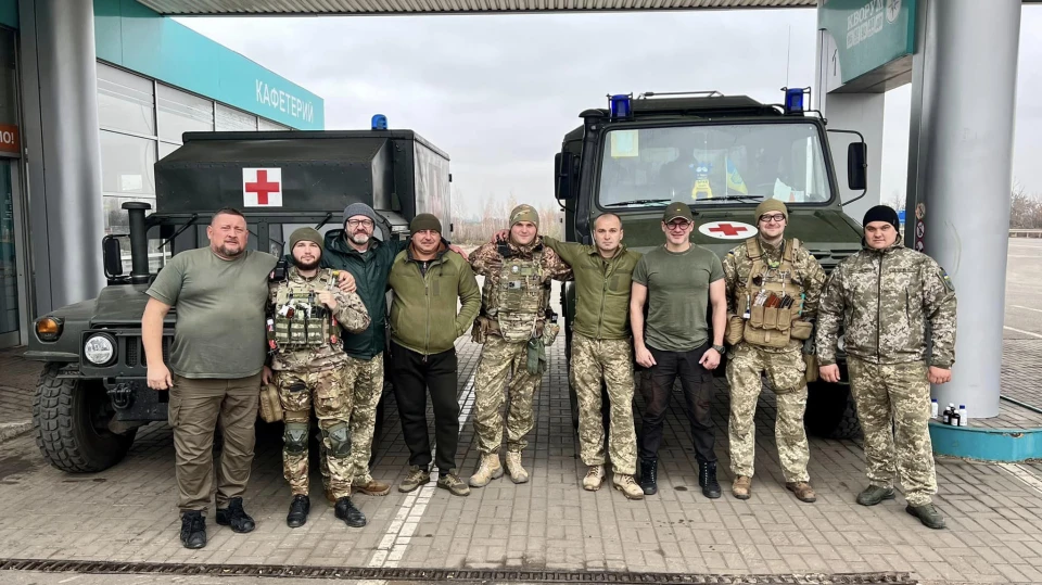 На фото: Арсен Мірзоян і бійці ЗСУ