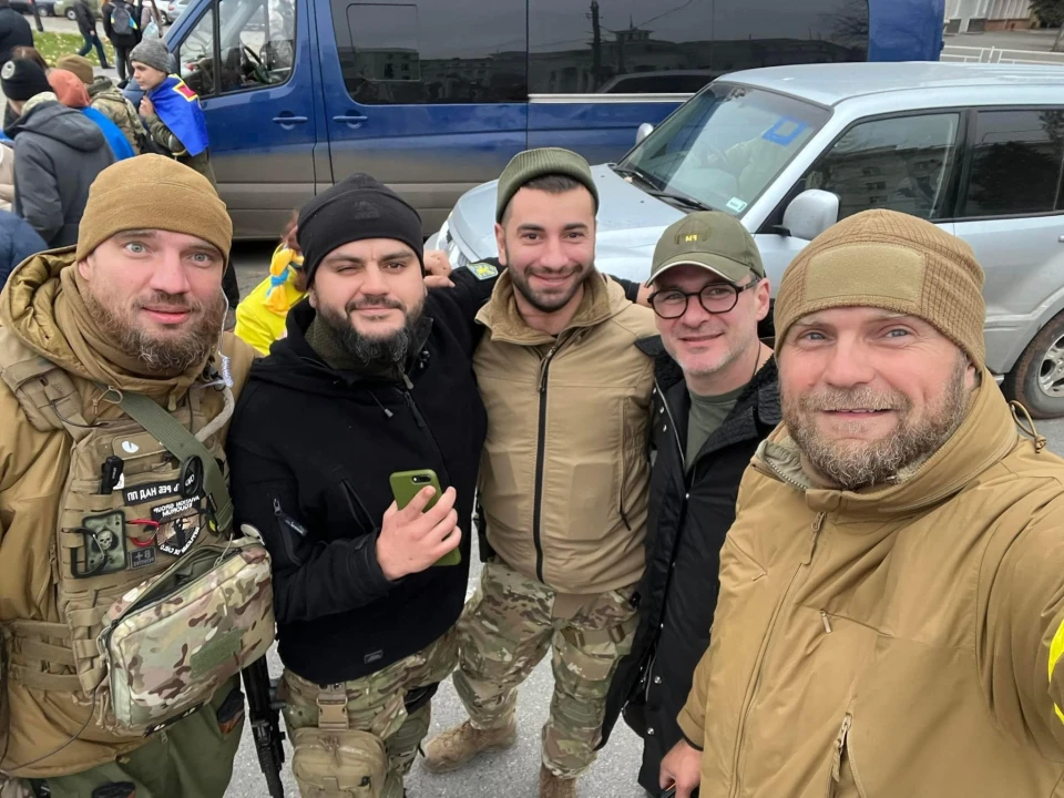 На фото: Арсен Мірзоян і бійці ЗСУ