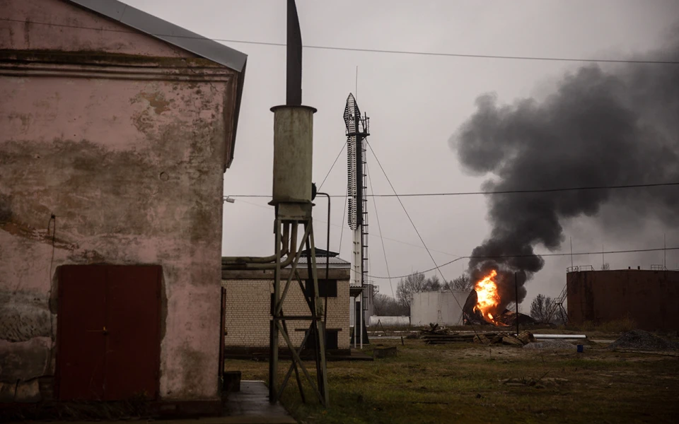 пожежа на нафтопереробному заводі після обстрілялу вночі 20 листопада 2022 року в Херсоні