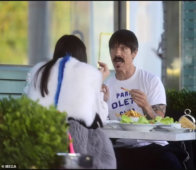 На фото: Марина Мазепа та Ентоні Кідіс з Red Hot Chili Peppers