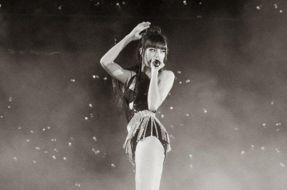 На фото: Ліса з K-pop гурту Blackpink у спідниці Frolov.
