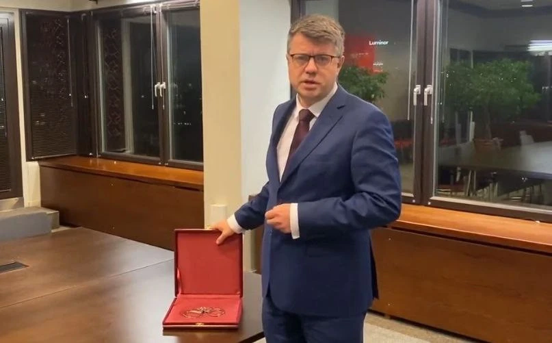 очільник МЗС Естонії Урмас Рейнсалу і кайданки