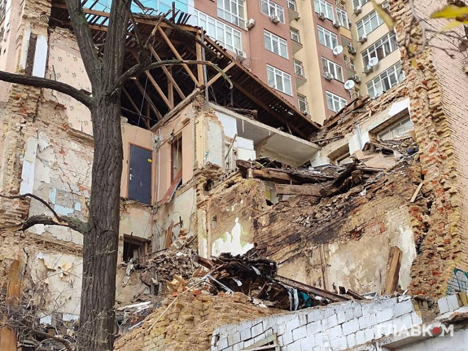 Напівзруйнований будинок у Києві