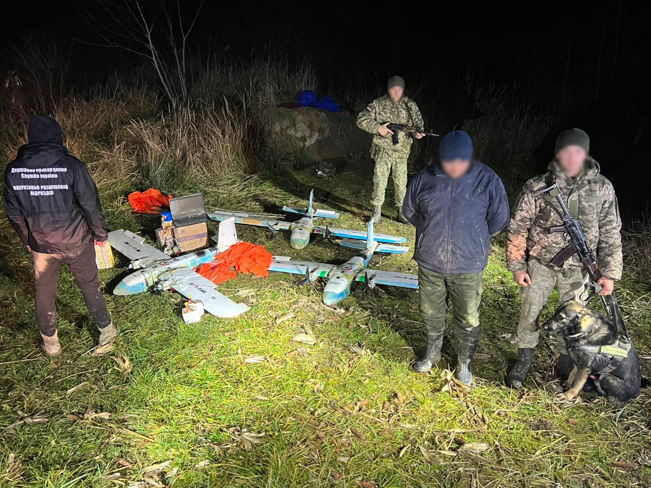 Момент затримання при спробі контрабанди цигарок за допомогою безпілотників