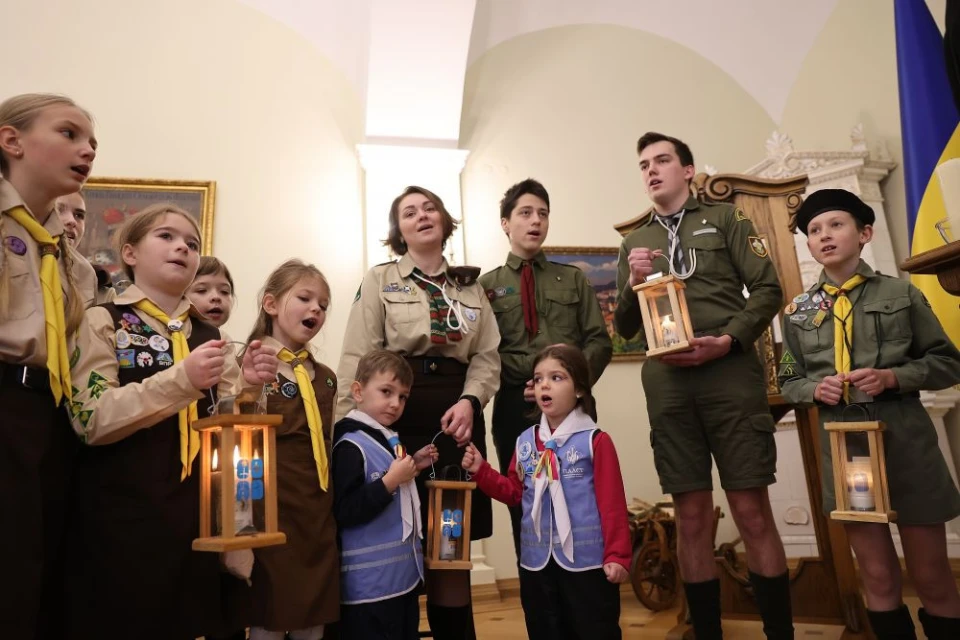Львівські пластуни передали місту Вифлеємський вогонь