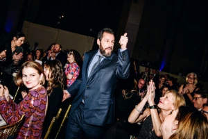 на фото: Адам Сендлер