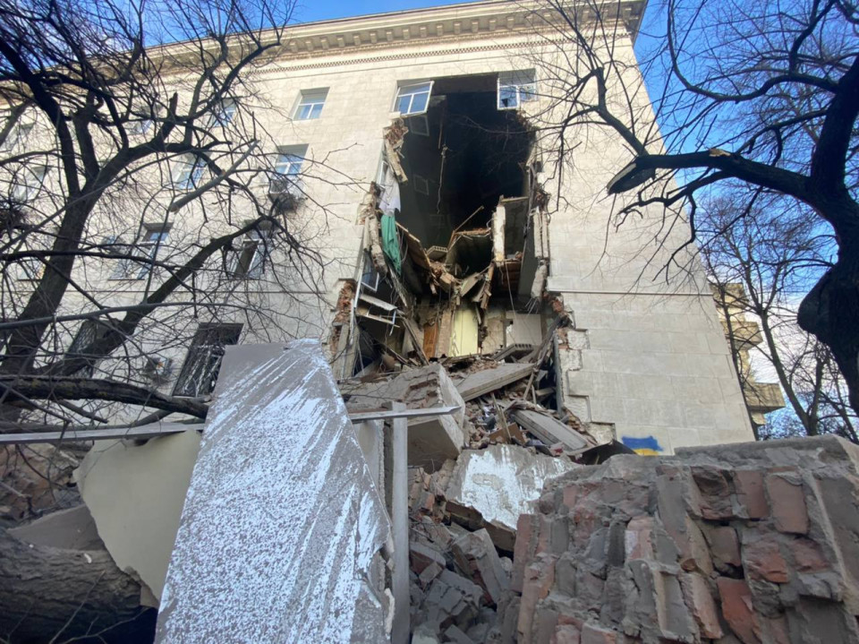 Російськими обстрілами пошкоджено будівлю Херсонської ОВА