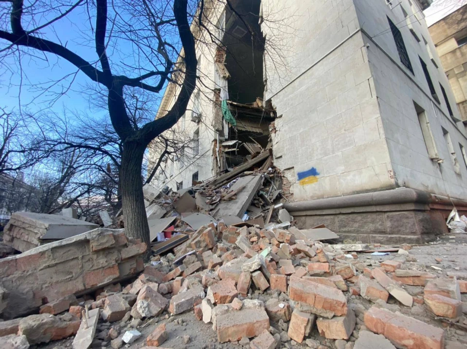 Російськими обстрілами пошкоджено будівлю Херсонської ОВА