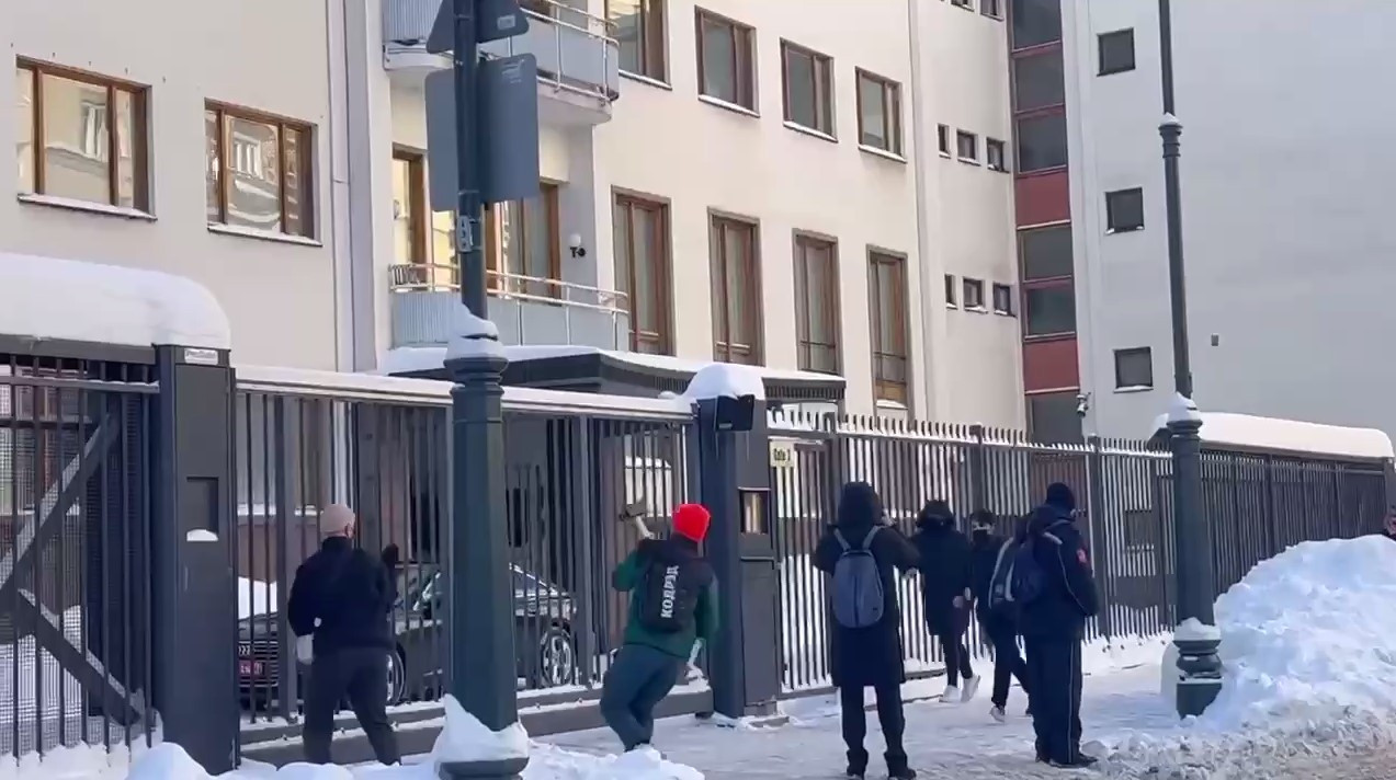 У Москві посольство Фінляндії закидали кувалдами