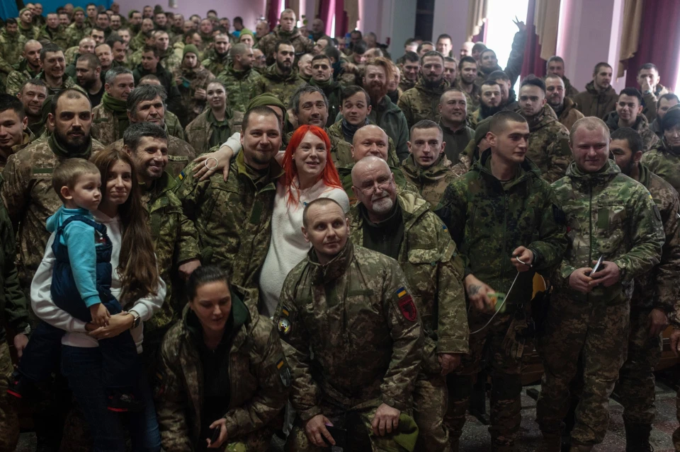 На фото: Світлана Тарабарова виступила перед бійцями "Холодного Яру"