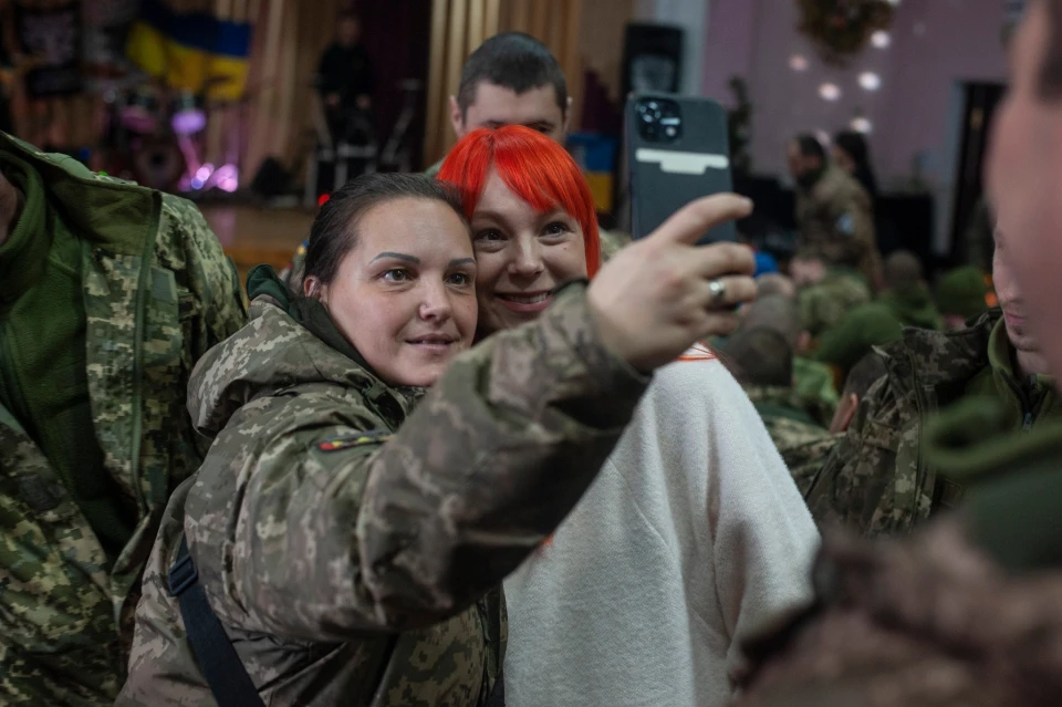 На фото: Світлана Тарабарова виступила перед бійцями "Холодного Яру"