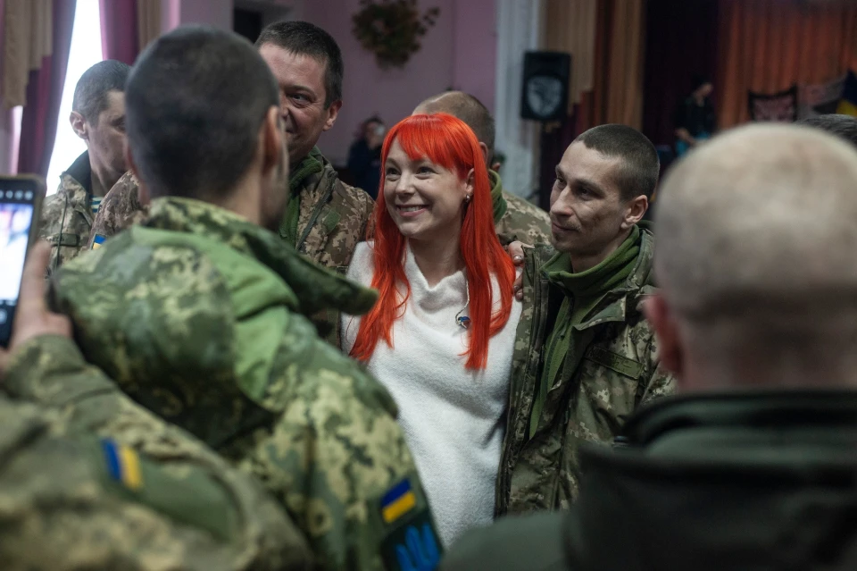 На фото: Світлана Тарабарова виступила перед бійцями "Холодного Яру"