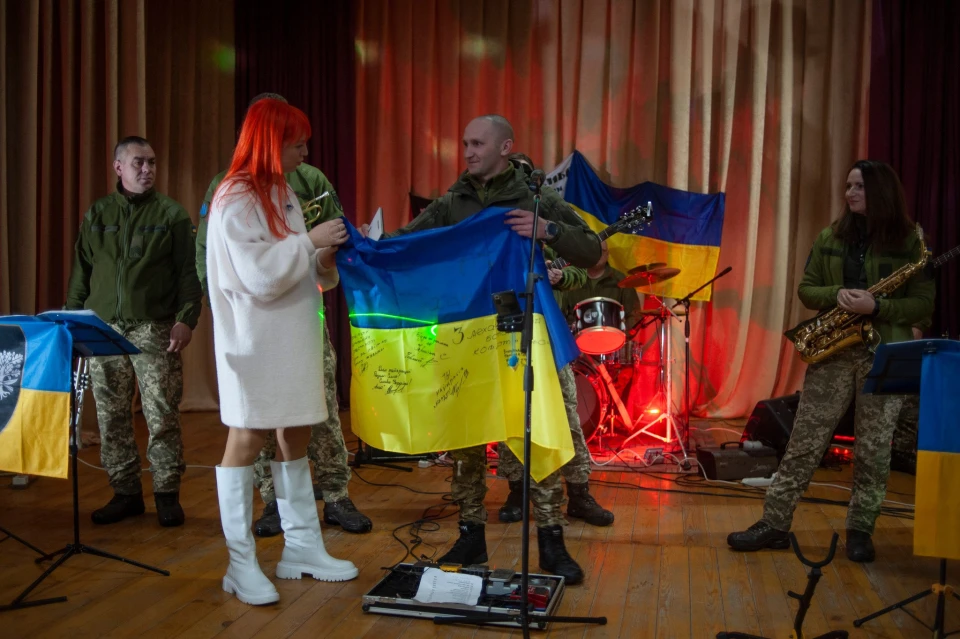 На фото: Світлана Тарабарова виступила перед бійцями "Холодного Яру"