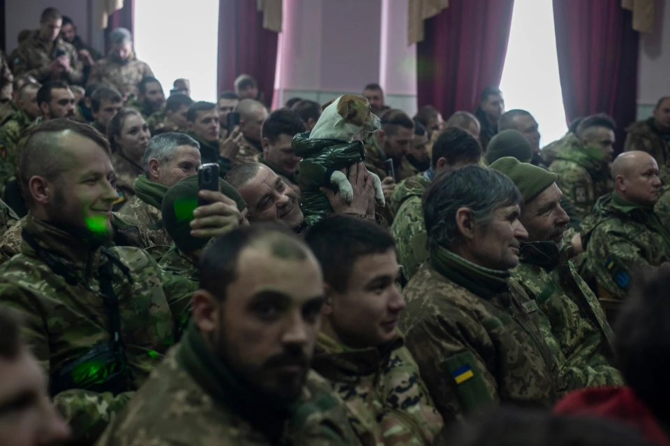 На фото: Світлана Тарабарова виступила перед бійцями "Холодного Яру"