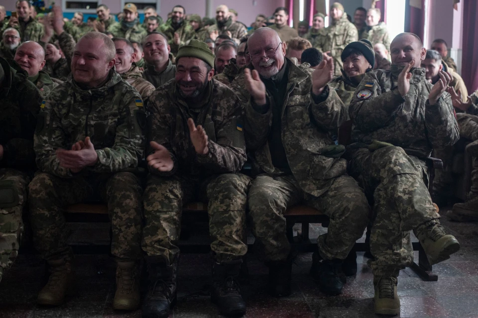 На фото: Світлана Тарабарова виступила перед бійцями "Холодного Яру"