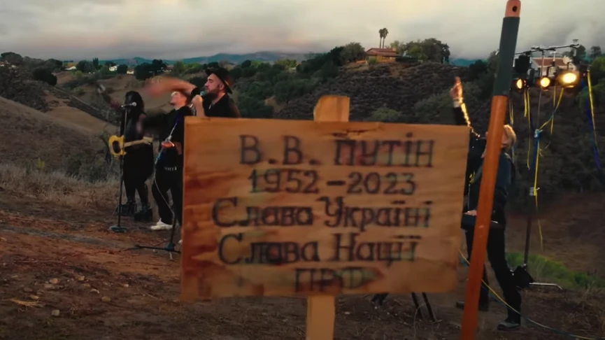 На фото: Позитив та HANUMIKE біля "могили Путіна" заспівали про закінчення війни у 2023-му
