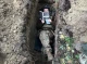 Воїн ЗСУ в окопі читає книгу Тімоті Снайдера