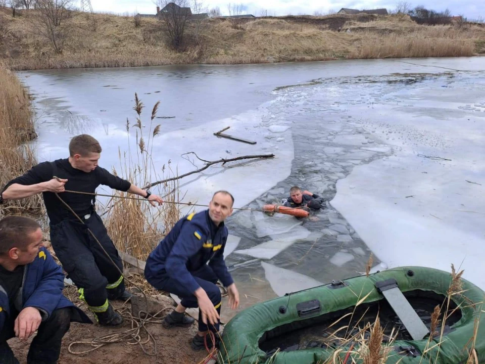 діти провалились під кригу