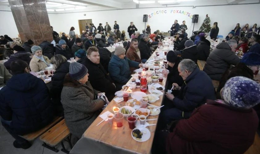 різдвяа вечеря для безхатьків