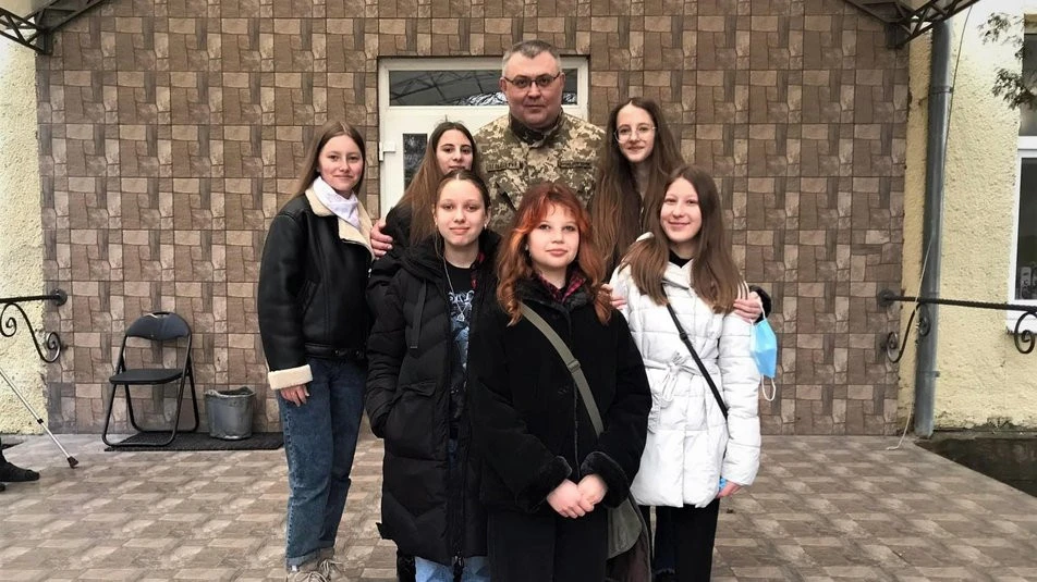 школярі та військовий