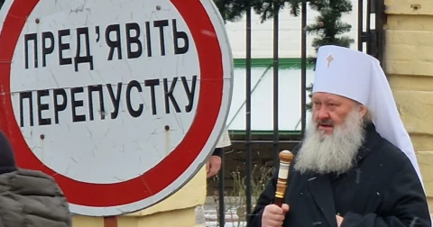 Митрополит УПЦ МП Павло стоїть перед шлагбаумом у Лаврі