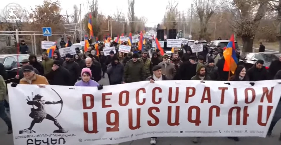 Армянские национал-демократы собрались у российской 102-й базы в Гюмри. 8 января 2023 года