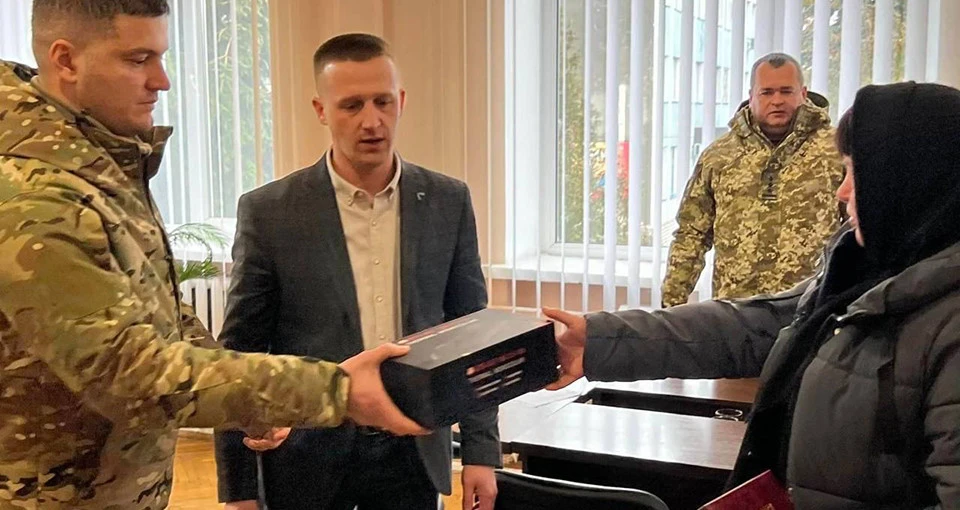 Галина Войтович передає тепловізор прикордонникам