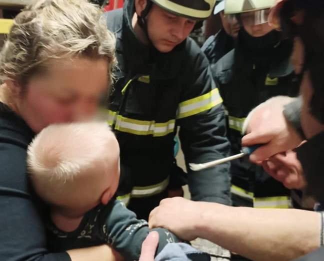 Палець застряг в іграшці