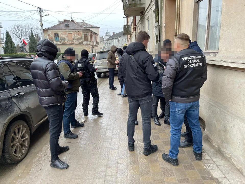 На Тернопільщині поліцейського затримали на хабарі