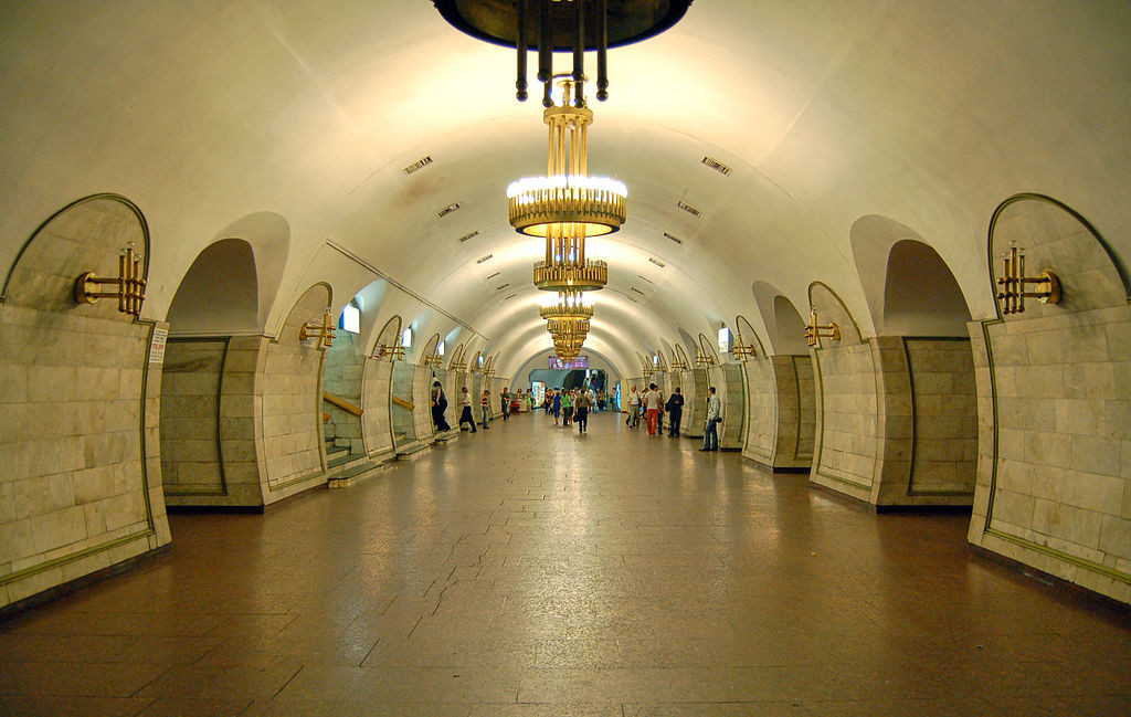 на фото метро Площа Льва Толстого