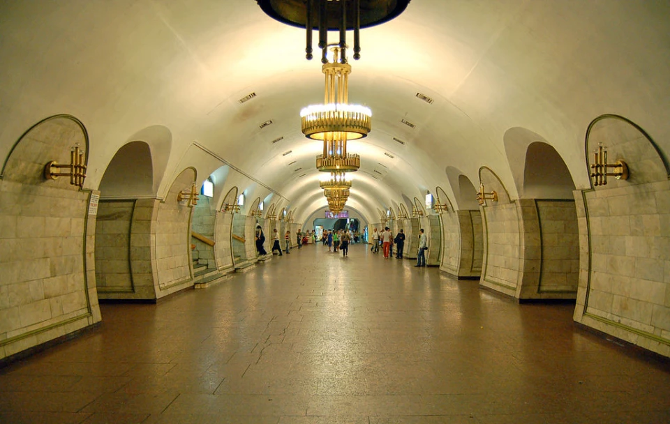 на фото метро Площа Льва Толстого