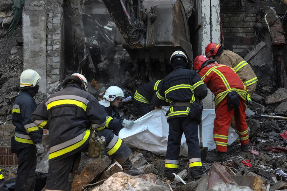 Наслідки руйнування житлового будинку після ракетного удару в Дніпрі