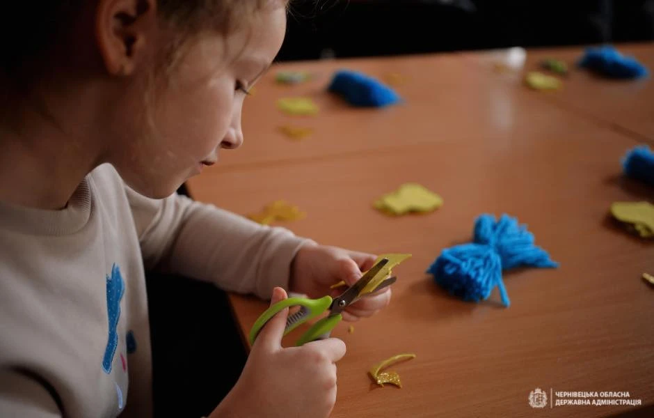 діти майструють обереги для захисників