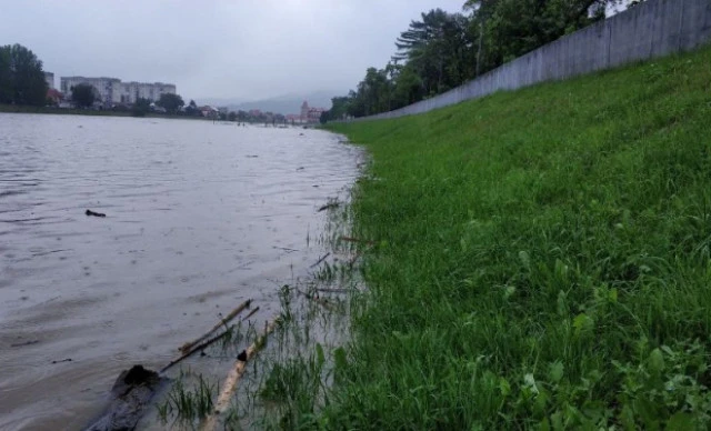 вода