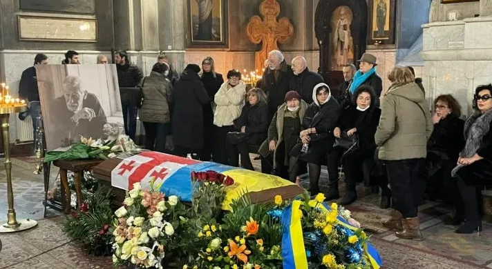 На фото: Труну Кікабідзе вкрили грузинським та українським прапорами