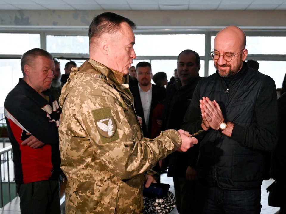 на фото Шарль Мішель у реабілітаційному центрі