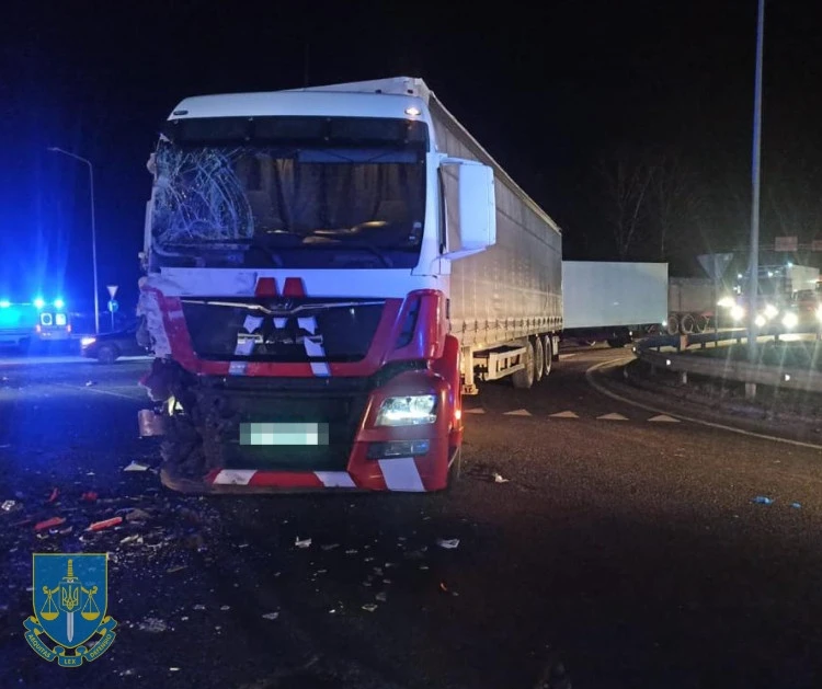 Водію вантажівки, що зіткнулася з маршруткою поблизу Львова, повідомлено про підозру
