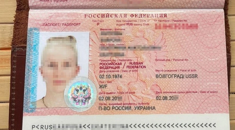 на фото: паспорт