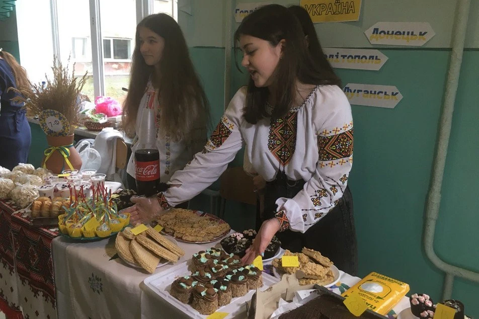 шкільний благодійний ярмарок