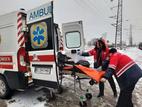 26 машин "швидкої" доставили пацієнтів з Херсона на Львівщину