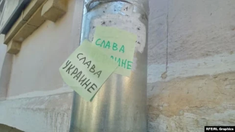 У Севастополі з'явилися стікери з антивоєнними та антиросійськими написами