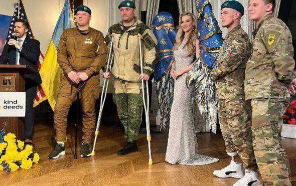 На фото: "Міс Україна Всесвіт" з військовими